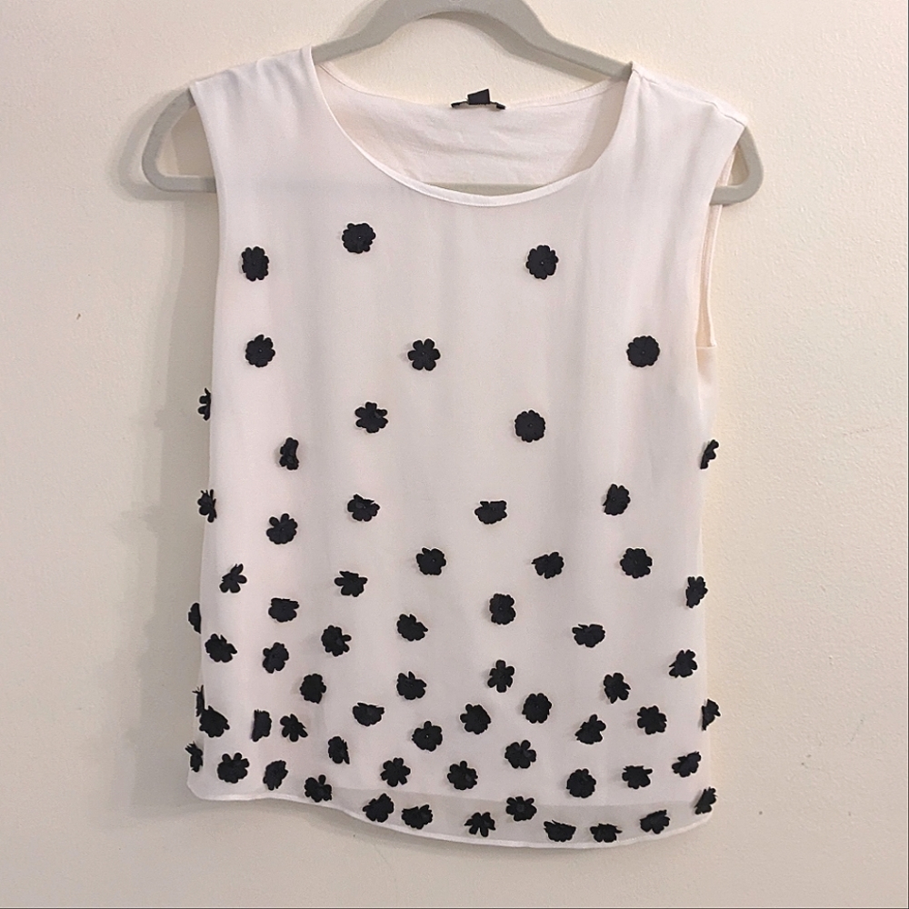 Ann Taylor sleeveless 3D flower applique shirt. Small PETITE